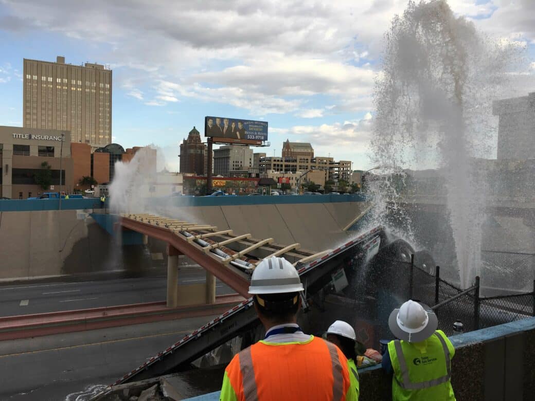 I-10 el Paso- water spraying from bridge
