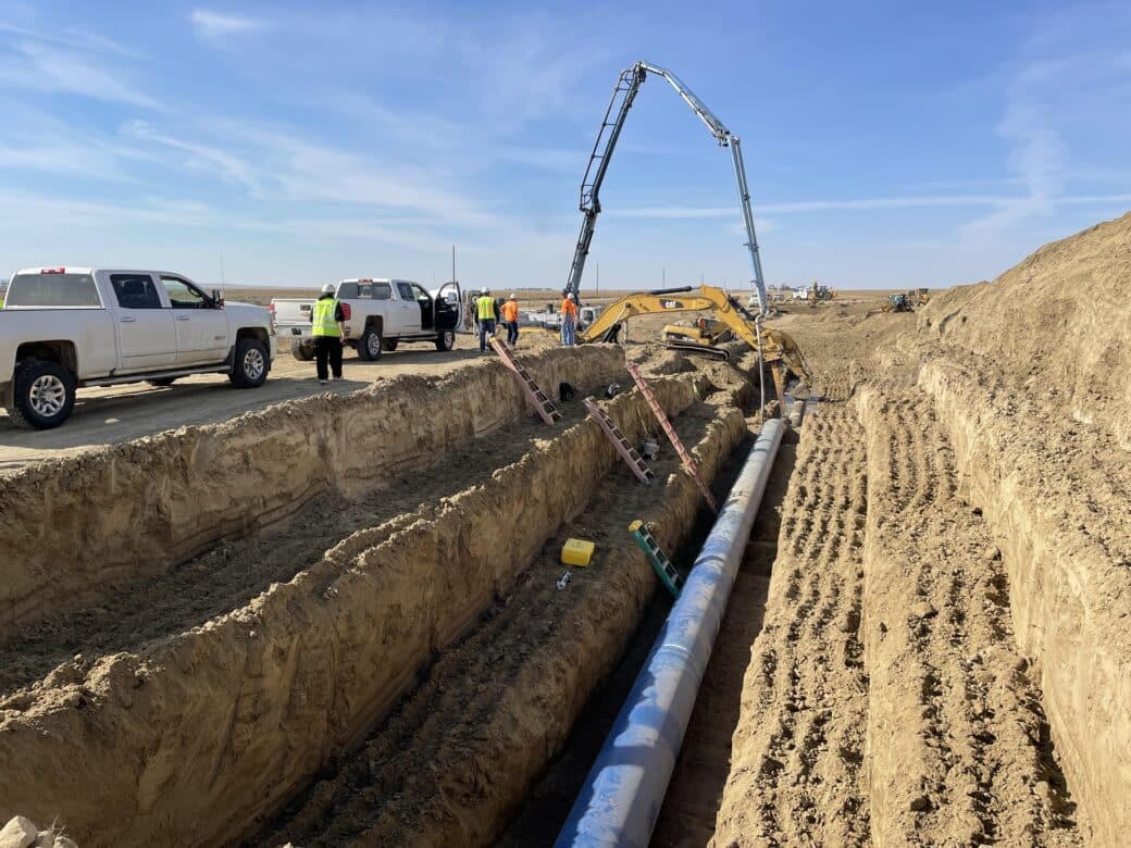 Installation of steel pipe in trench